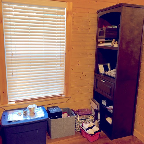 WhooHoo My Vanity & Makeup Table came in…no good lighting yet. Plus Posh Room - Picture 2 of 2